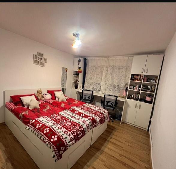 Apartament cu 3 camere decomandat în Micro 5