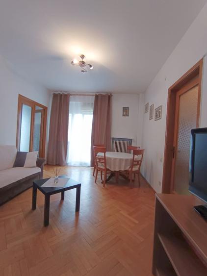 Apartament cu 4 camere semidecomandat, mobilat în Armeneasca