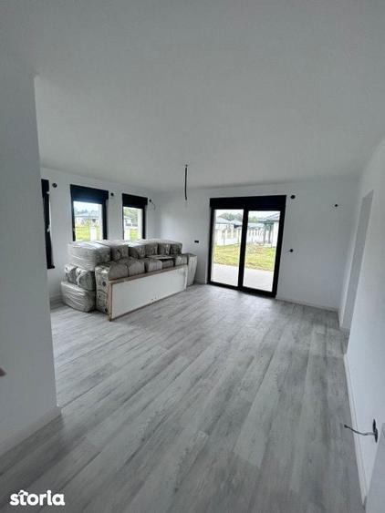 Casă cu Teren 5.5 Mp în Groși