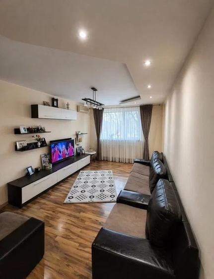 Apartament cu 3 camere decomandat, mobilat în Far