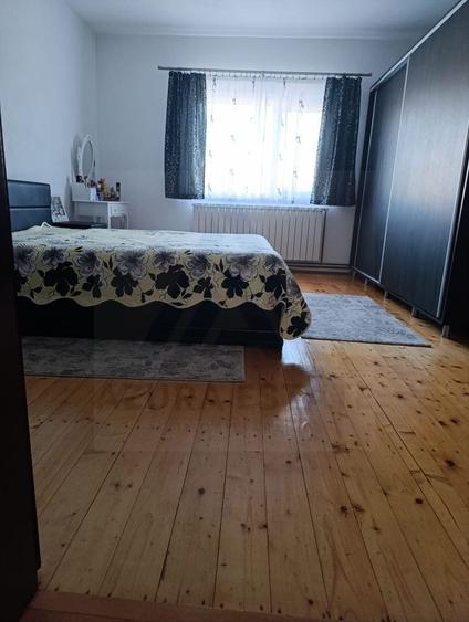 Casa Cisnadie etaj 1 integral cu intrare separata si curte comuna - 1