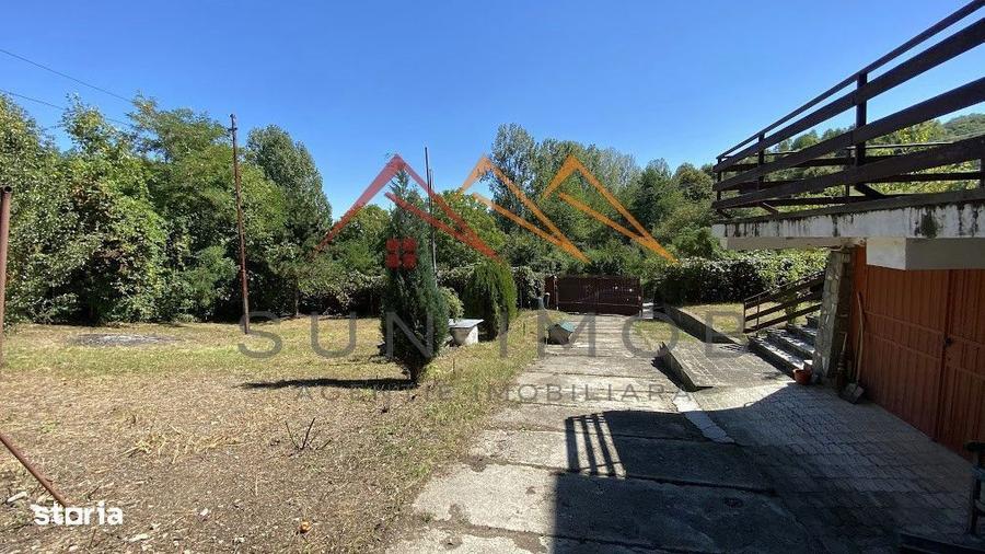 Vila de vanzare, teren 3100 mp, 7 camere, 6 grupuri sanitare, 3 CT, an - 5