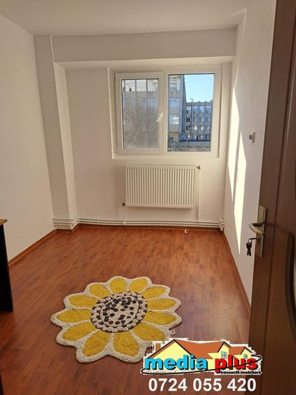 Se vinde un apartament cu 4 camere decomandat, situat în zona Port – Centru, - 3