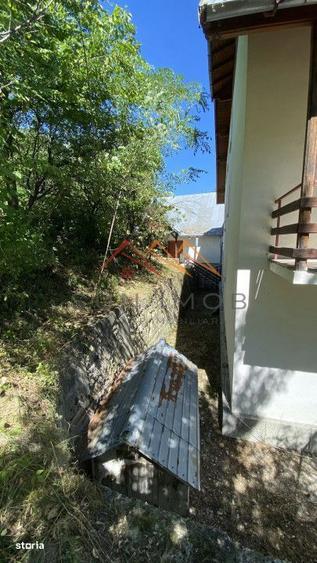 Vila de vanzare, teren 3100 mp, 7 camere, 6 grupuri sanitare, 3 CT, an - 13