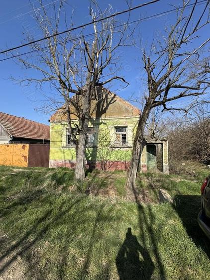 Casa veche la ?ara trebuie daramata chiar . Se vinde pentru teren 900 mp casa plus gradina - 2