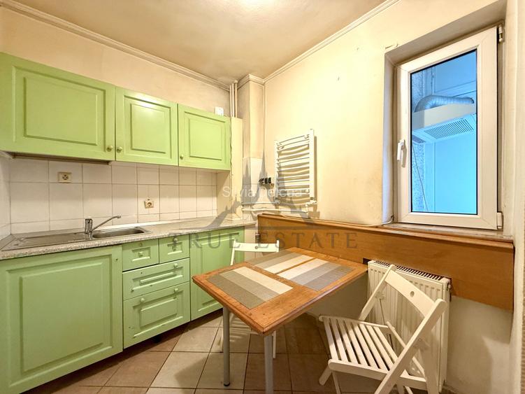 Garsoniera Banu Manta cu vedere pe spate