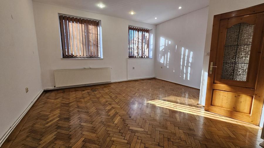 Str Lunga apartament pretabil birou/cabinet , parter stradal - 2