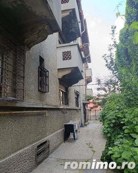 Dacia-Toamnei singur in curte - 1