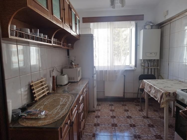 Apartament cu 3 camere semidecomandat în Central