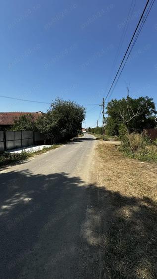 Casa veche la ?ara trebuie daramata chiar . Se vinde pentru teren 900 mp casa plus gradina - 1