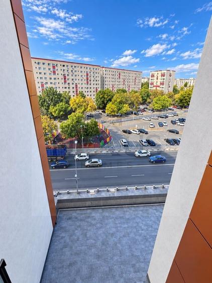 Apartament cu 3 camere semidecomandat, mobilat în Apărătorii Patriei