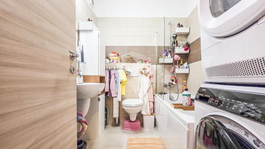 Apartament cu 3 camere decomandat, mobilat în Prelungirea Ghencea