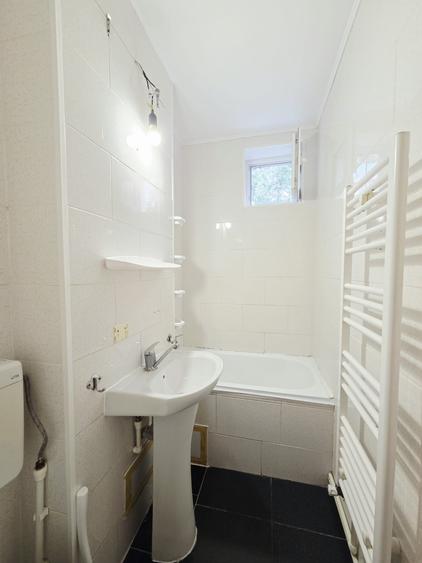 Apartament cu 3 camere semidecomandat în Micro 19