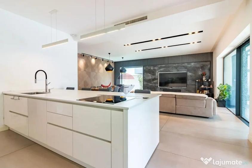 Casă cu 7 camere cu Teren 400 Mp în Central