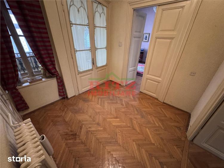 Casă cu 7 camere cu Teren 938 Mp în Central