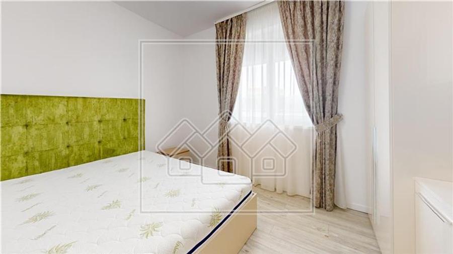 Penthouse cu 3 camere decomandat în Exterior Vest