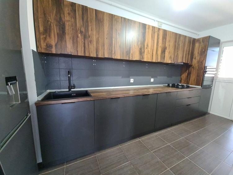 Apartament cu 3 camere decomandat în Titan