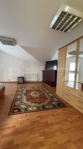 Apartament cu 7 camere decomandat, mobilat în Tudor