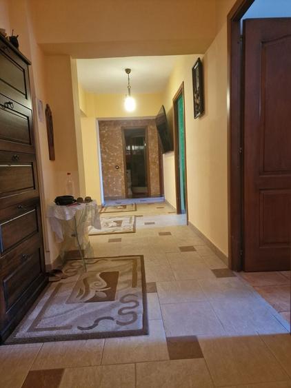 Apartament cu 4 camere decomandat în Trocadero