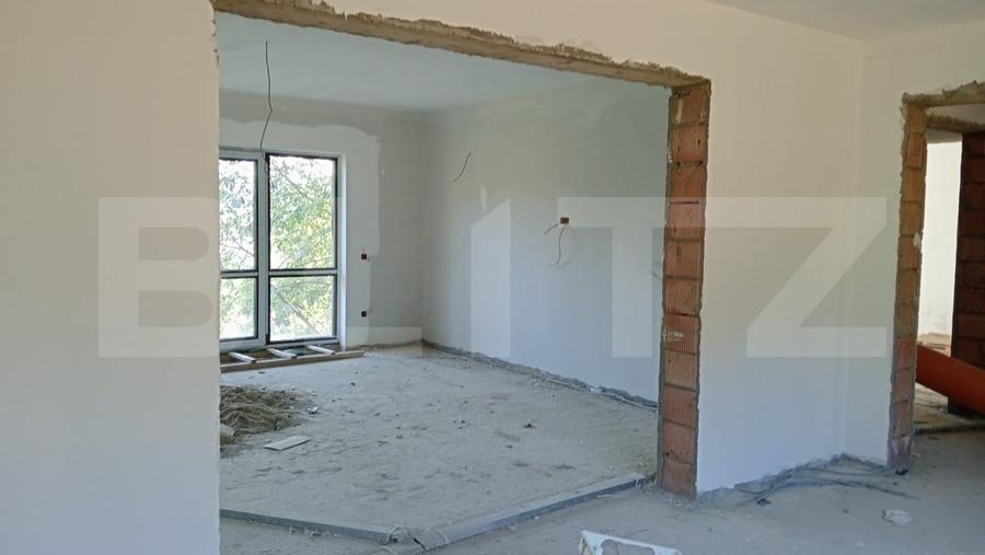 Casă individuală cu 6 camere cu Canalizare în Exterior Est