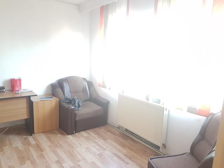 Apartament doua camere, nedecomandat, etaj trei, CT, termopan, balcon, geam baie - 4