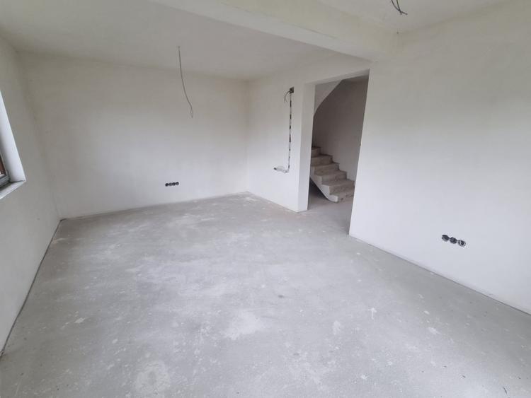 Casă individuală cu 4 camere cu Canalizare în Jucu