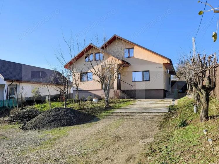 Casa spatioasa cu mansarda, 190 mp utili, teren generos - 1