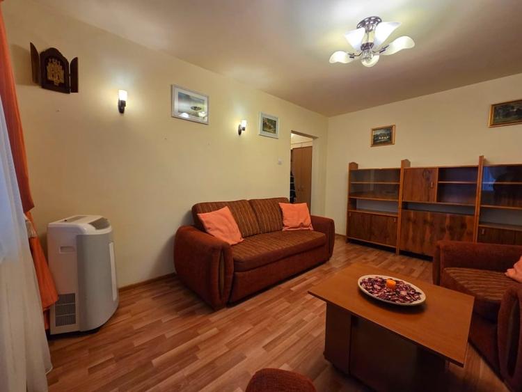 Apartament cu 3 camere semidecomandat, mobilat în Alexandru cel Bun