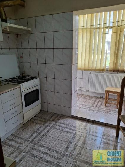 FAR, de vanzare 3 camere, decomandat, etaj 1, gaze - 10