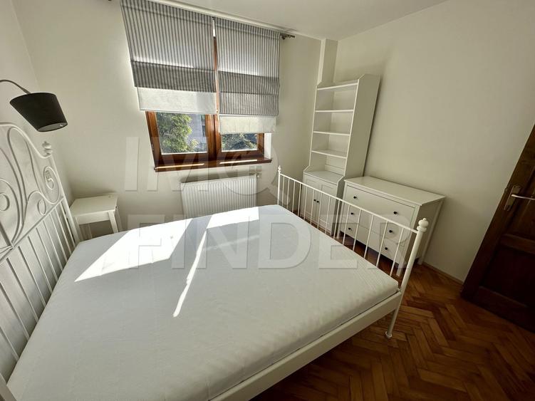 Apartament cu 3 camere semidecomandat, mobilat în Plopilor