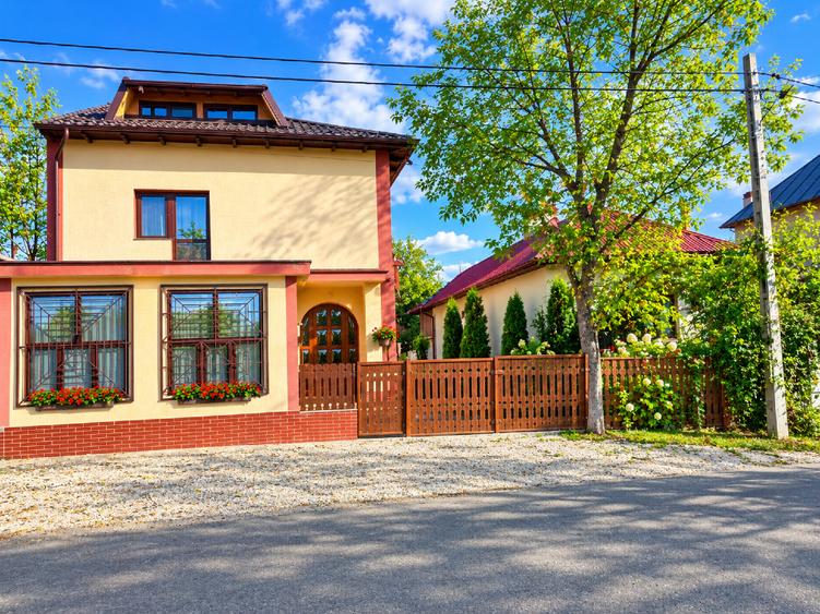 Spațiu comercial, de 2,550 mp, în Pietroșani