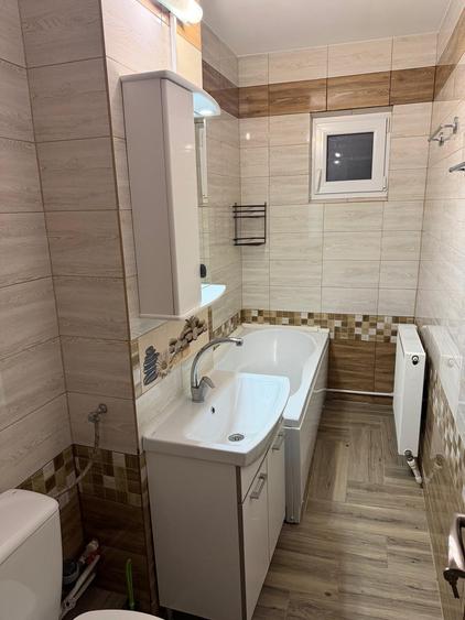Inchiriem apartament cu 2 camere in zona Micro 20 (stradal), etaj 3, pret 400 E - 20