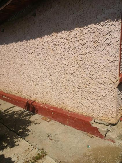 Teren intravilan de vanzare pe care se afla o casa batraneasca - 1