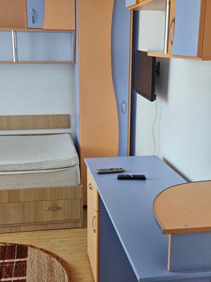 Se inchirieaza in Unirii,aparament cu 3 camere,confort 1,decomandat,etajul 3. - 5