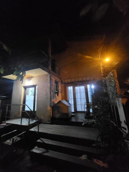 Casă individuală(P+!E+pod)+casă parter în aceeași curte. Teren 270 mp.Curte 150 - 12