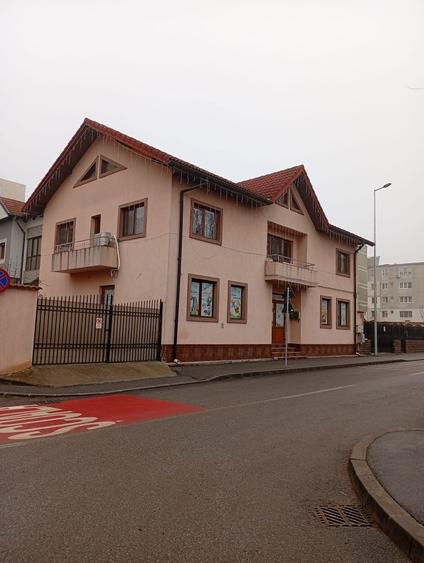 Casa cu 2 intrari zona 9 Mai | Parter comercial + etaj locuinta - 2