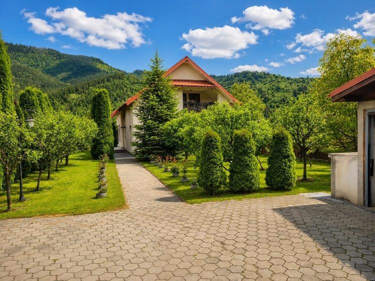Casă individuală cu 5 camere cu Canalizare în Poiana (Grințieș)