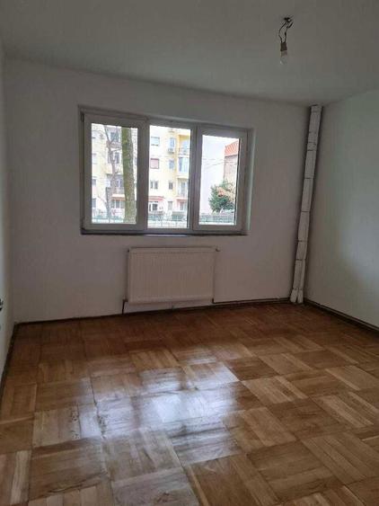 Apartament cu 3 camere semidecomandat în Boul Roșu