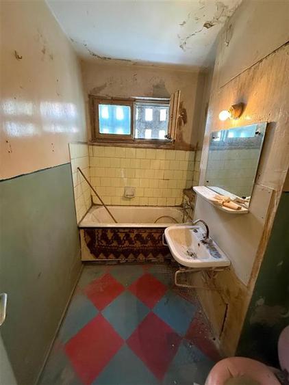 Apartament cu 3 camere semidecomandat în Tătărași