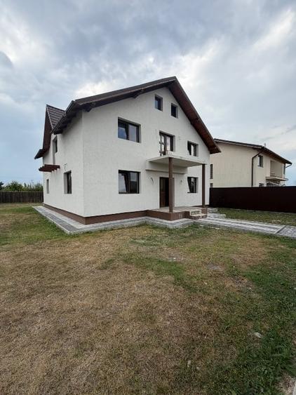 Casă individuală cu 5 camere cu Canalizare în Tărlungeni