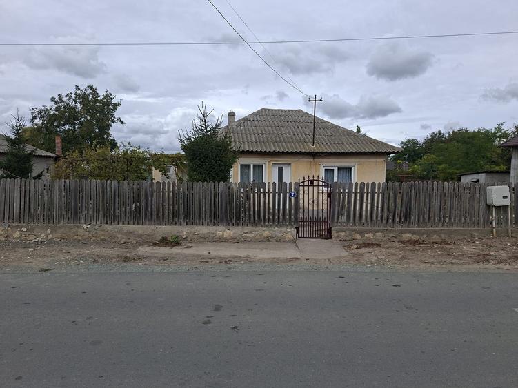Casă cu 3 camere în Poarta Albă