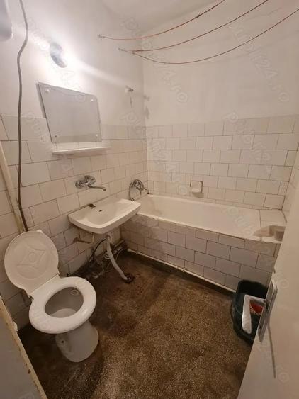 Apartament cu 3 camere semidecomandat în Independenței