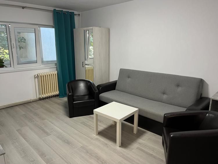 Apartament cu 3 camere decomandat în Exterior Vest