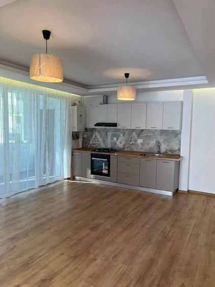 Apartament cu 3 camere semidecomandat în Florești