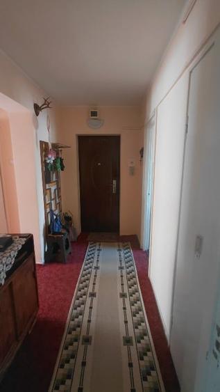 Apartament cu 3 camere decomandat, mobilat în Est