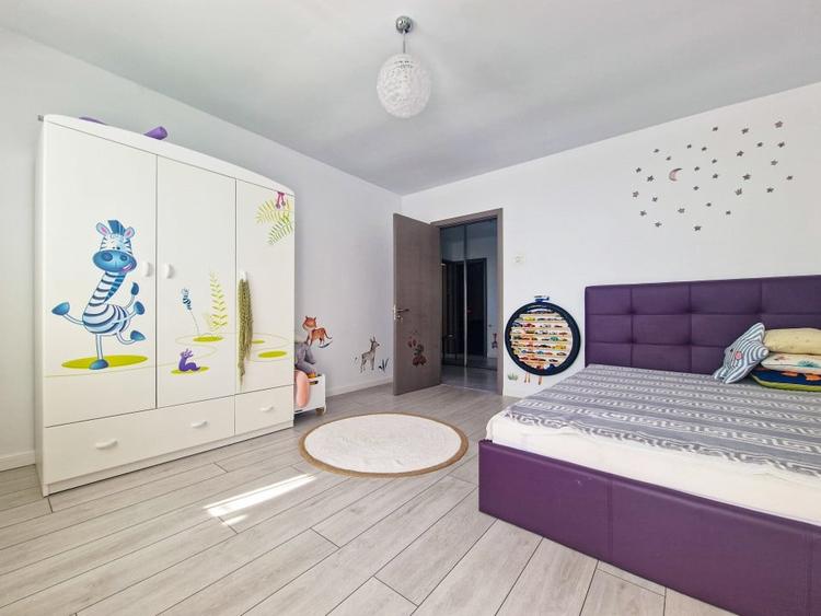 Ap de 4 cam de vanzare, Statiunea Mamaia, vedere la mare si lac, 150m de plaja. - 12