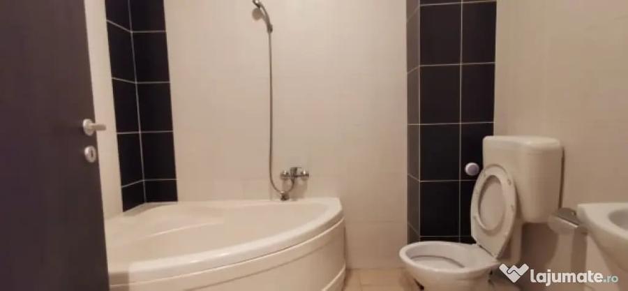 Garsonieră decomandată în Roșu