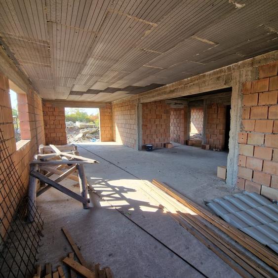 Se vinde casa la rosu, sat  Malaiesti jud. Prahova , pret 72000 euro negociabil - 5