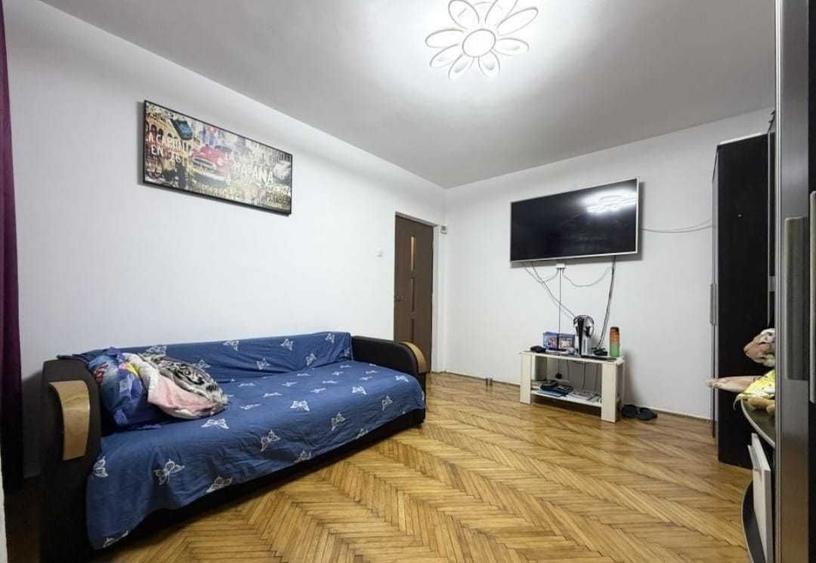Proprietar vand apartament cu 3 camere, decomandat, situat la etajul 3 - 3