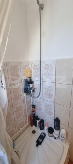 Garsoniera cu baie si geam mare  - scara foarte ingrijita - 9